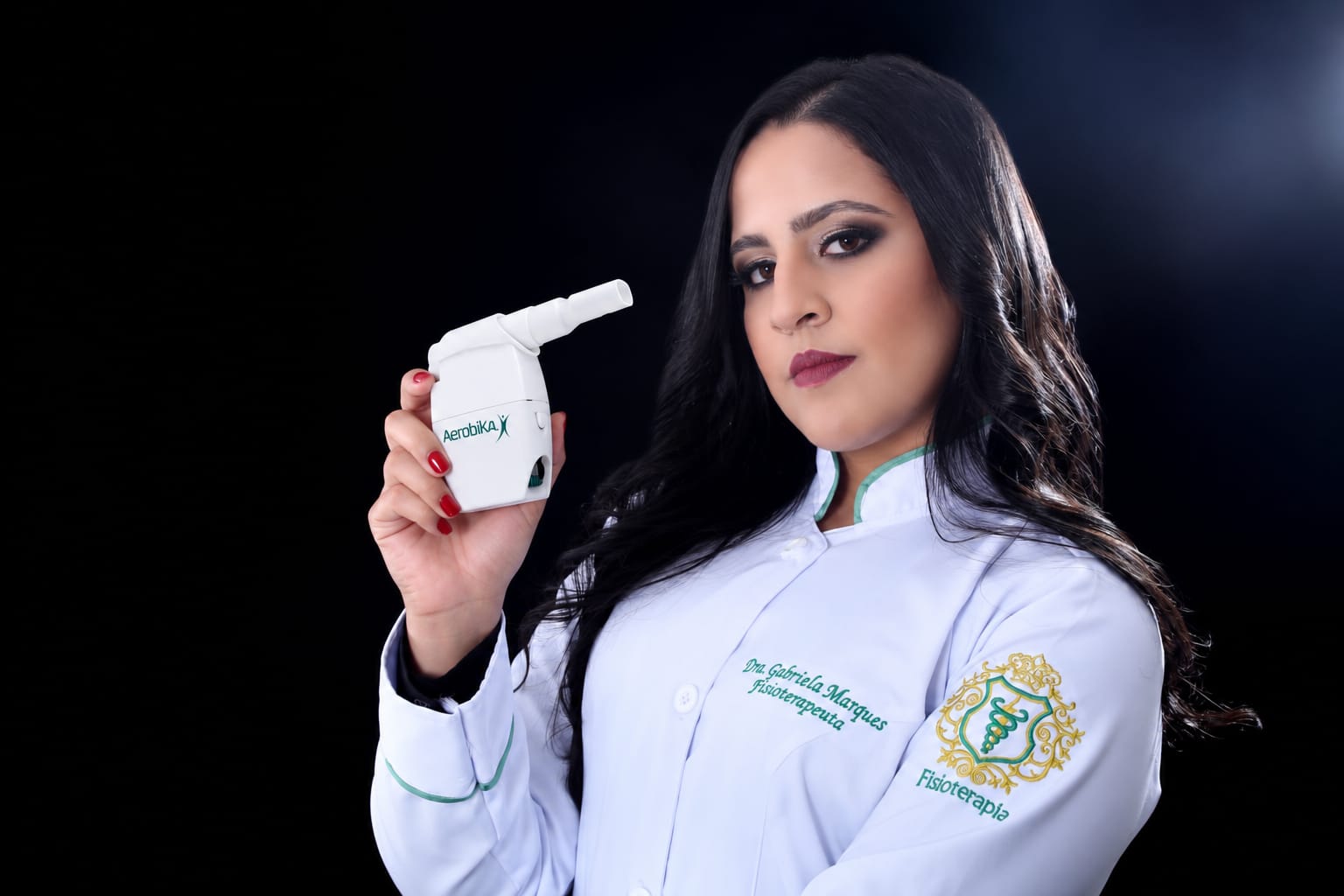 Gabriela Marques, fisioterapeuta, segurando dispositivo Aerobika para fisioterapia respiratória